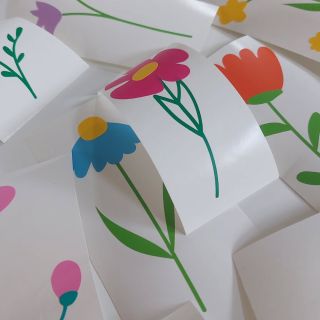 Trochu barviček na oživení květináče. Úkol byl jasný ,,sytě barevné květy,,. Moc jsem si to užila ❤️🌸🌺🏵 #SamolepkyNaMíru...