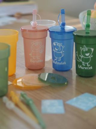 ✨ Dneska jedna krásná ukázka od zákaznice ✨ Na lahvičkách pro děti se vyjímá její vlastní grafika převedená na samolepky....